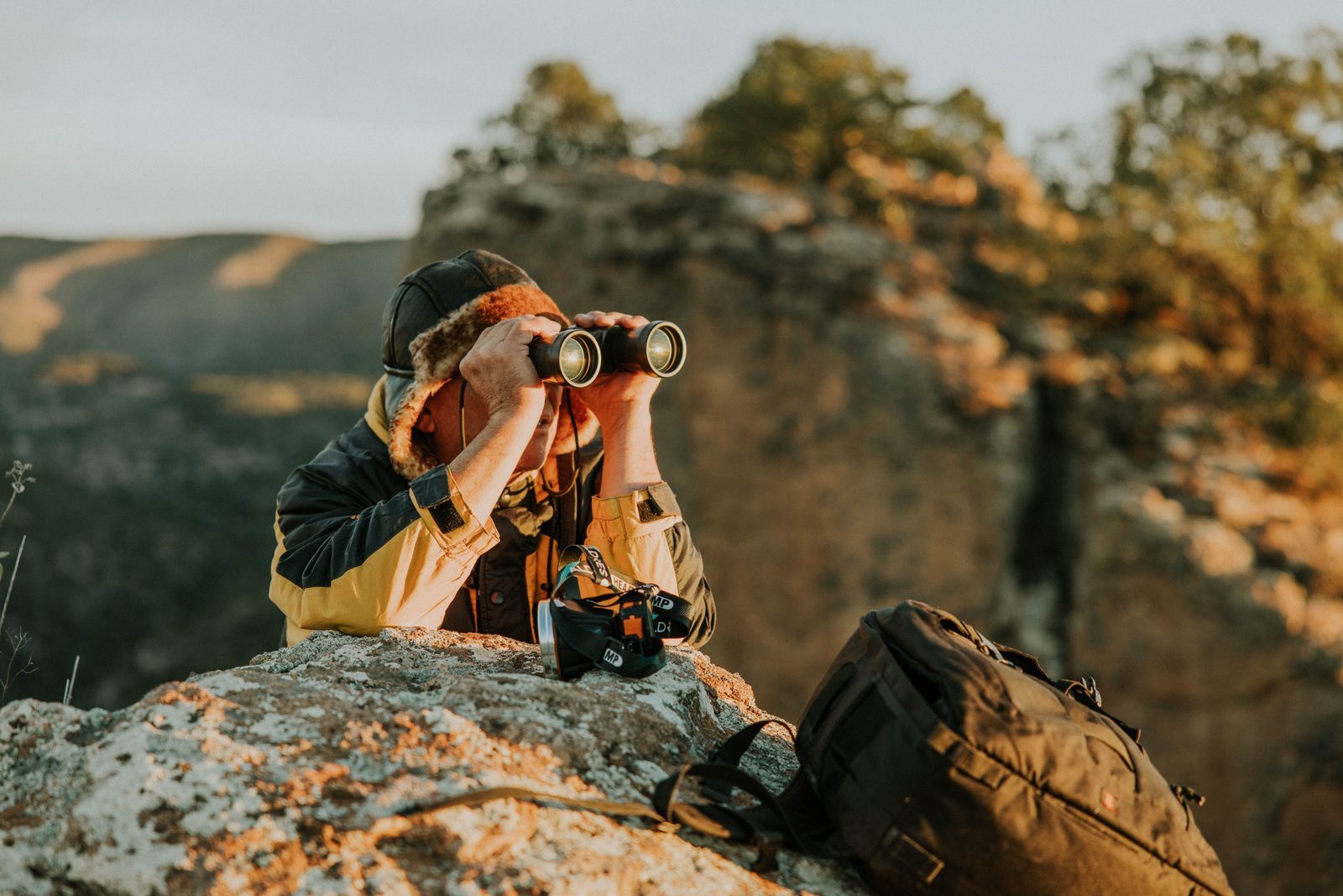 Hands-on birdwatching optics
